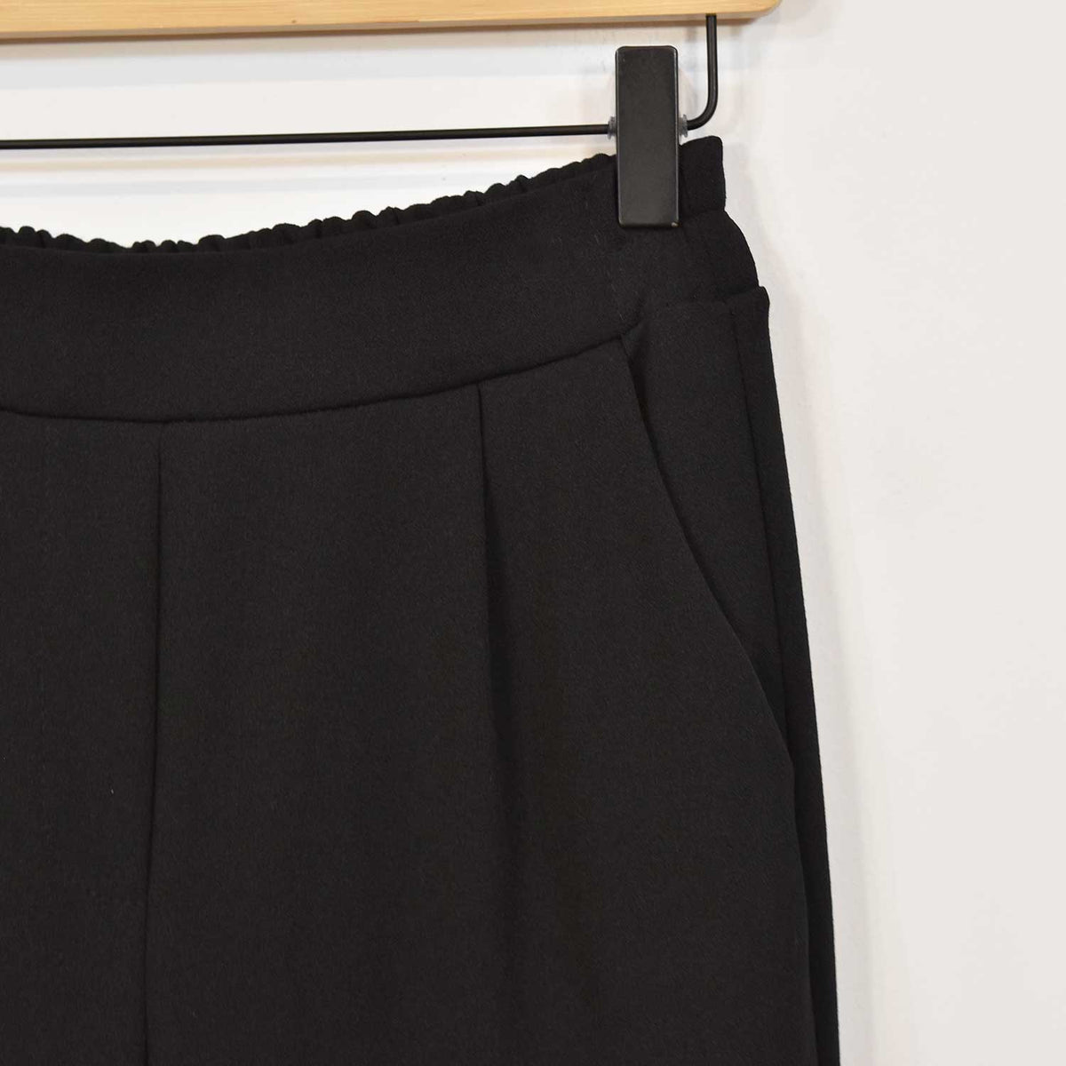Pantalón Fluido Bolsillos – Negro