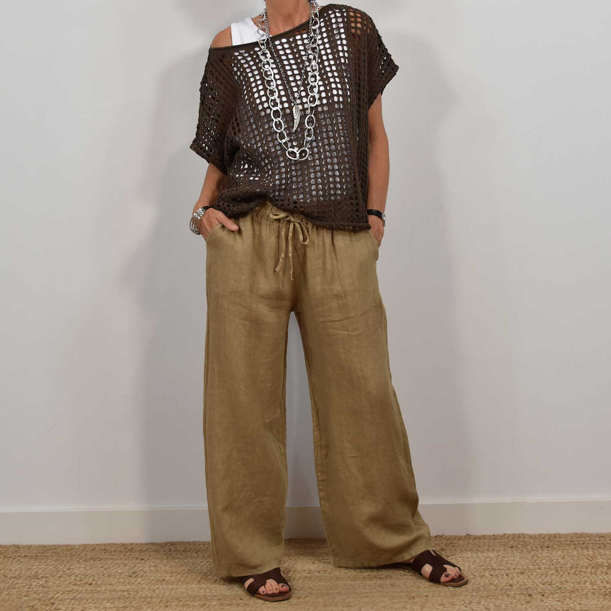 Jersey Calado Cuello Barco – Marrón